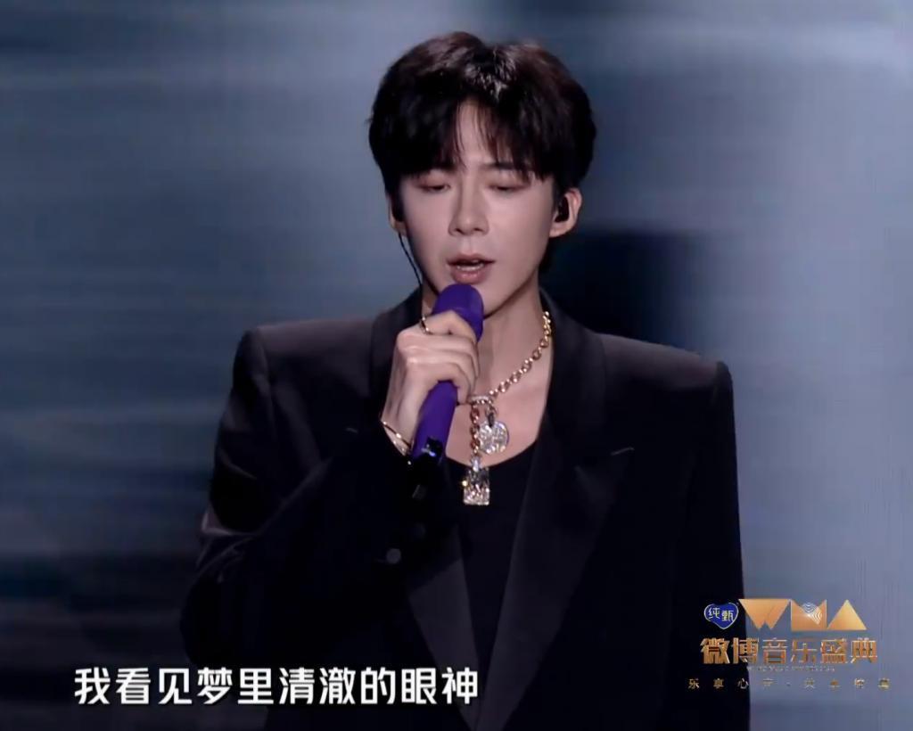 音乐盛典红毯：薛凯琪穿着大胆，周笔畅发型拉胯