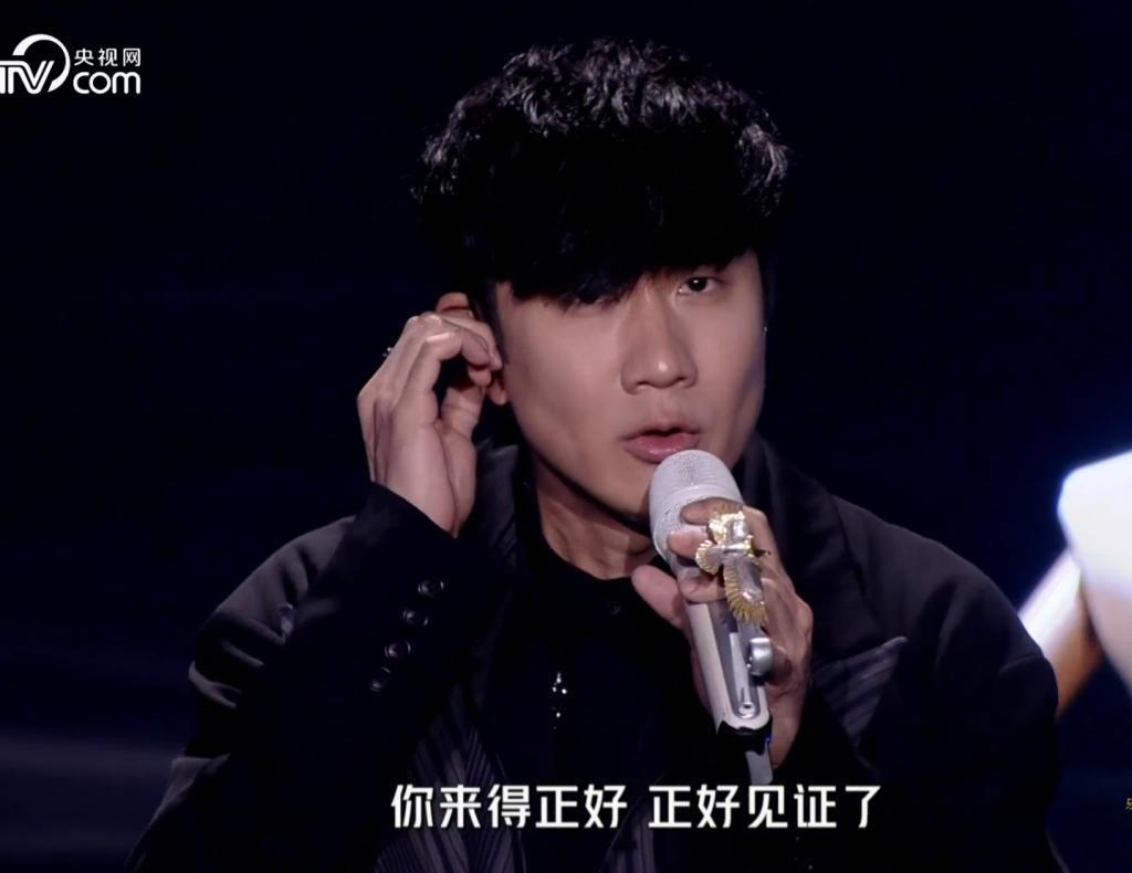 音乐盛典红毯：薛凯琪穿着大胆，周笔畅发型拉胯
