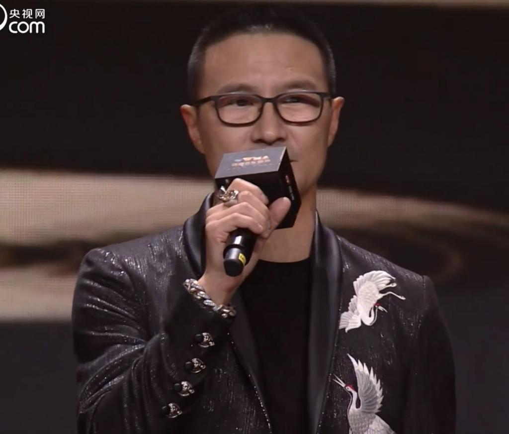 音乐盛典红毯：薛凯琪穿着大胆，周笔畅发型拉胯