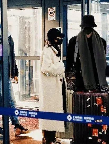 就那么爱盯着她肚子看？