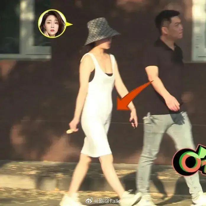 就那么爱盯着她肚子看？