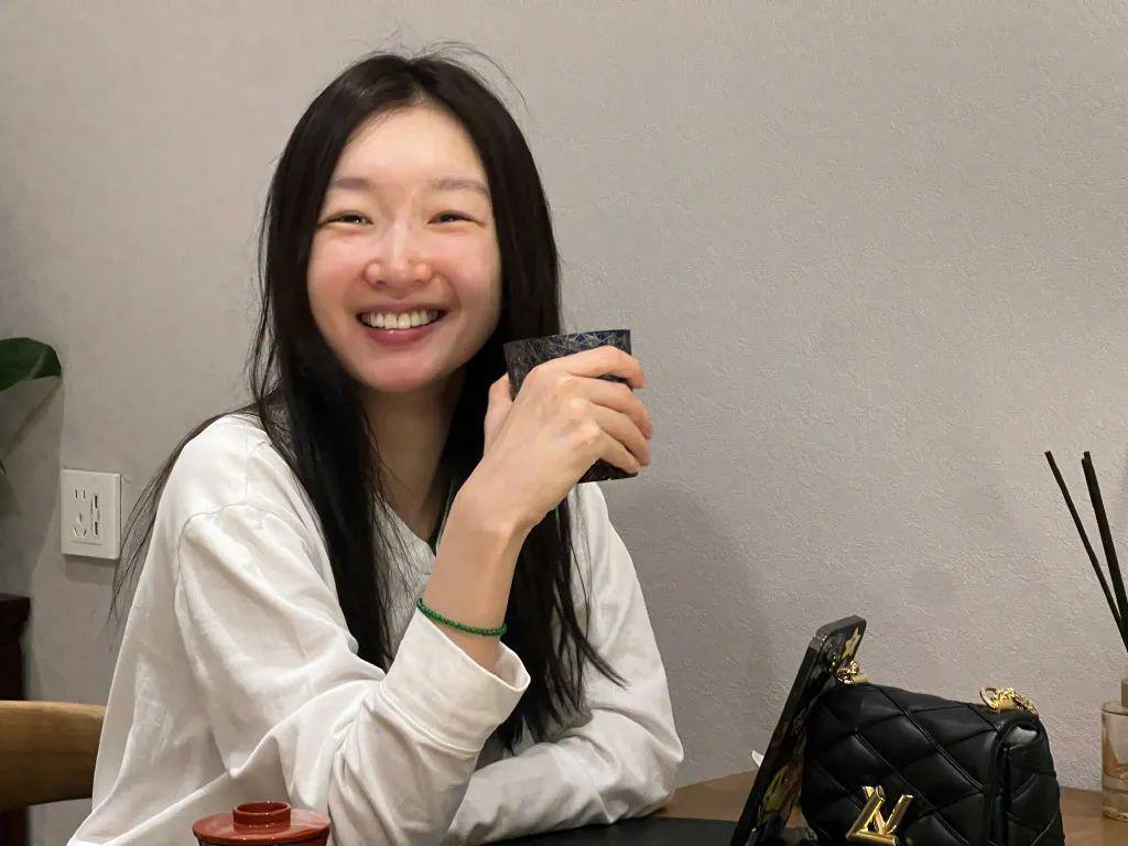 就那么爱盯着她肚子看？