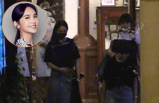 就那么爱盯着她肚子看？