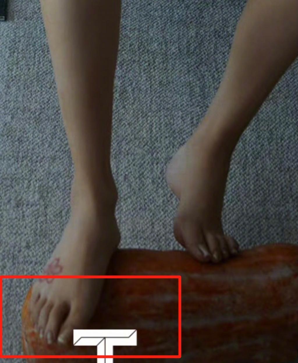 就那么爱盯着她肚子看？
