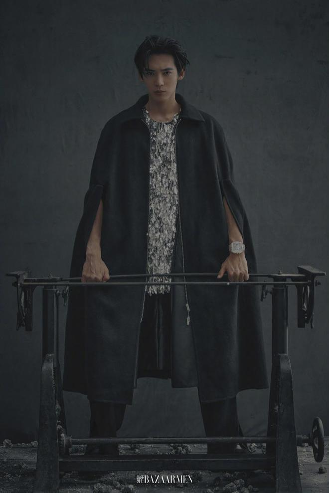 于适娜然合体登《芭莎男士》十月刊封面，男材女貌太配了！