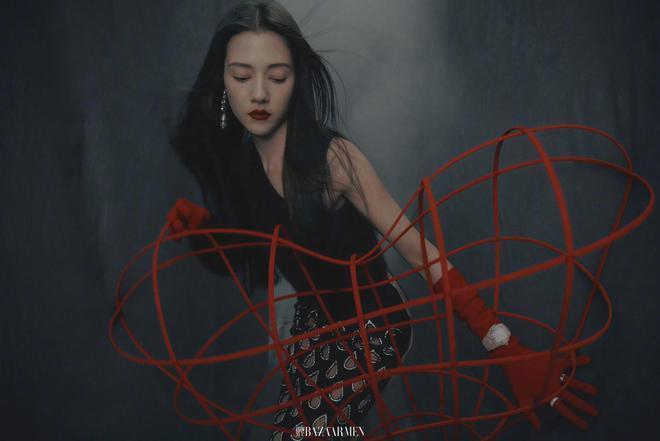 于适娜然合体登《芭莎男士》十月刊封面，男材女貌太配了！