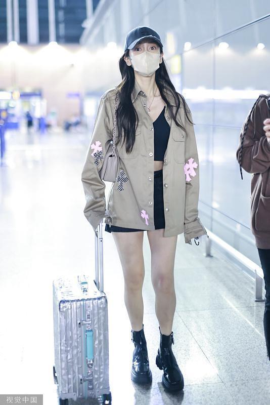 angelababy出发前往巴黎时装周 衬衫配短裤造型摩登