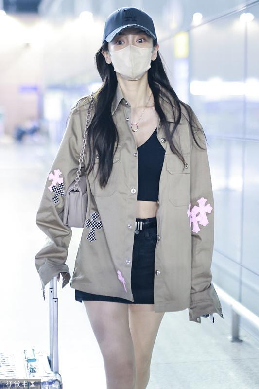 angelababy出发前往巴黎时装周 衬衫配短裤造型摩登