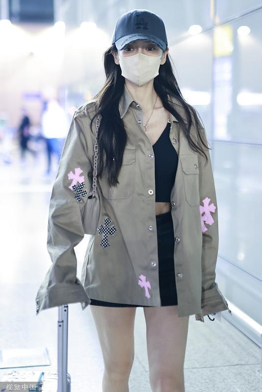 angelababy出发前往巴黎时装周 衬衫配短裤造型摩登