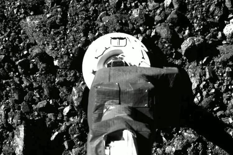 NASA 在宇宙探索 7 年，只为收集数百克「石头」