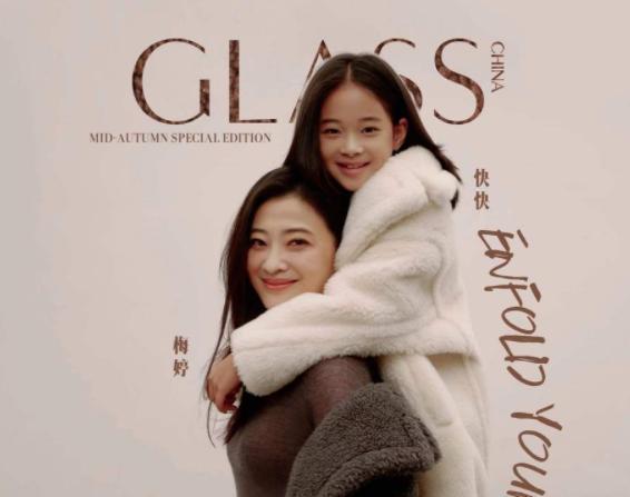 梅婷与爱女拍摄写真，母女俩五官宛如复制，一家四口太幸福