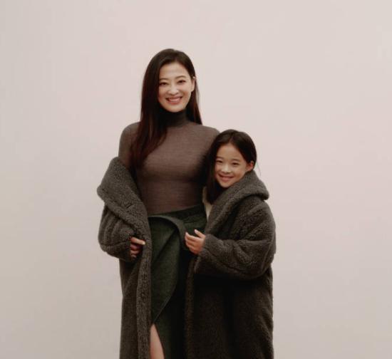 梅婷与爱女拍摄写真，母女俩五官宛如复制，一家四口太幸福