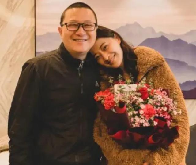 梅婷与爱女拍摄写真，母女俩五官宛如复制，一家四口太幸福