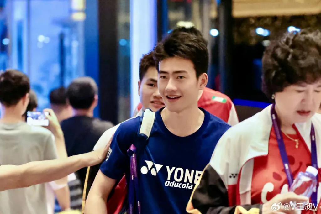 不是你们韩国人怎么还抢我们老公啊？