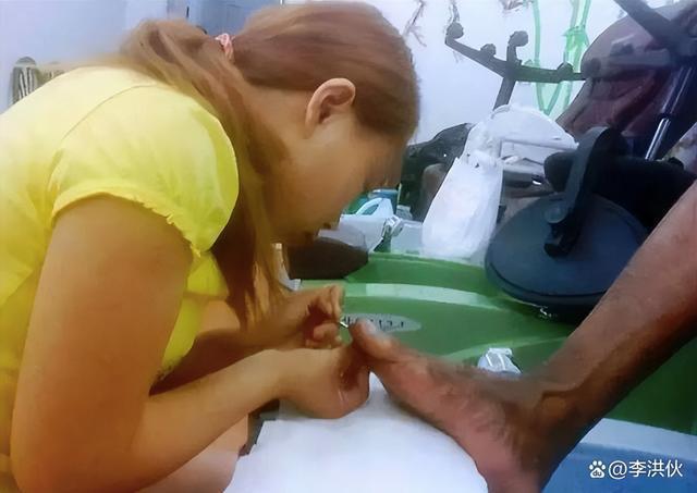 背千元包打扮时尚，初代网红凤姐在美坐地铁，再没人笑话她了