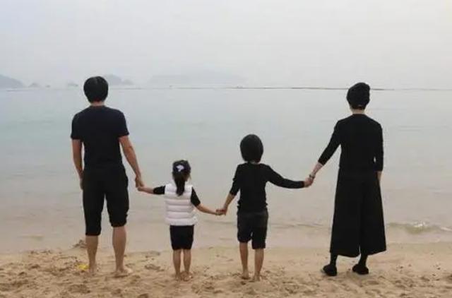 孙俪发文庆生，子女为其准备别样奖状，与邓超结婚多年超幸福