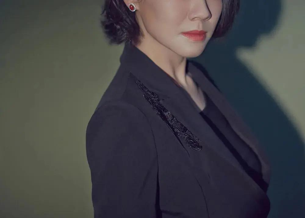 出道30多年才走红，“下嫁”穷小子后，她的人生全翻盘了