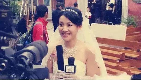 出道30多年才走红，“下嫁”穷小子后，她的人生全翻盘了