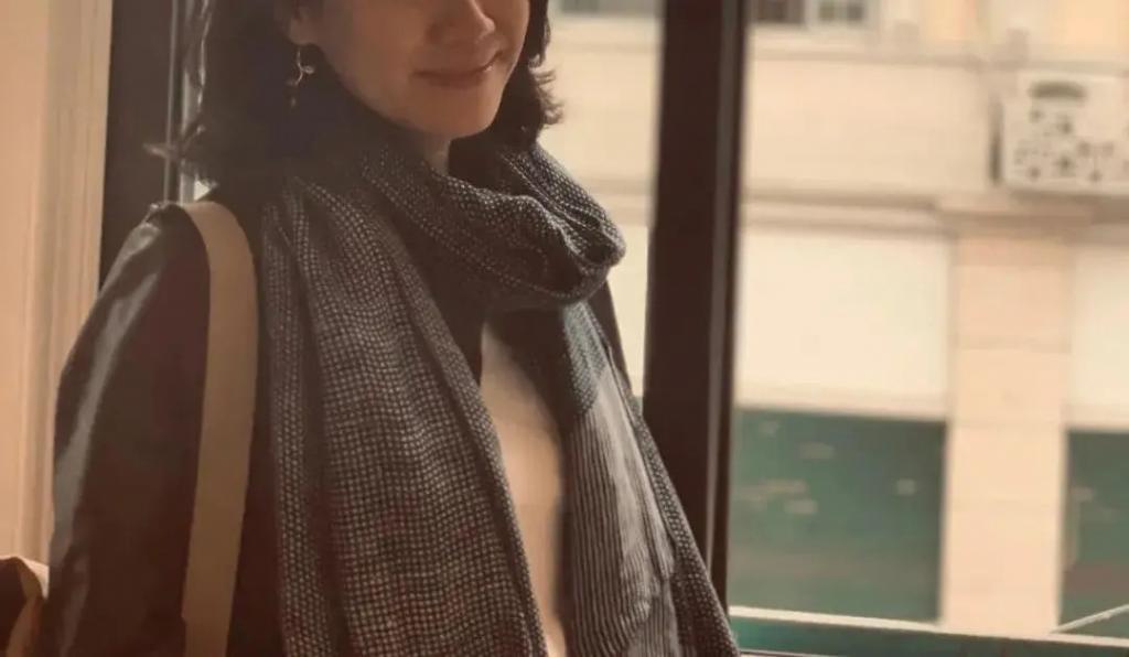 出道30多年才走红，“下嫁”穷小子后，她的人生全翻盘了