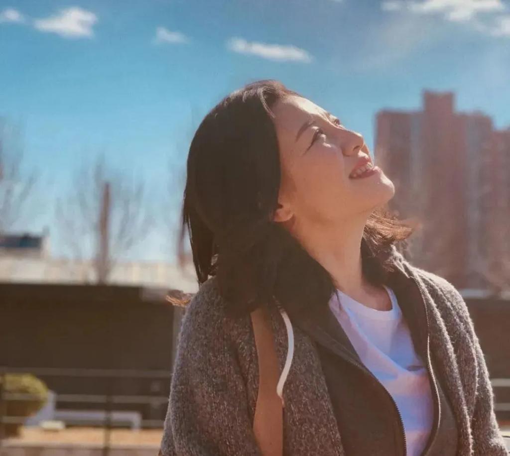 出道30多年才走红，“下嫁”穷小子后，她的人生全翻盘了