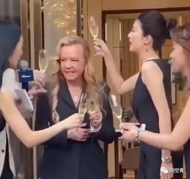 她这是真的能吹牛啊！