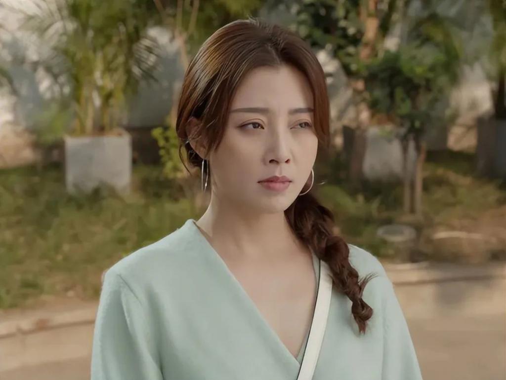 “姐弟恋”不是谁都能演，满脸褶子，玩老妇撒娇，观众看了直摇头