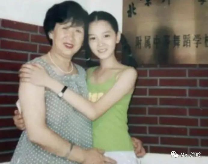 她因发育过猛，无奈退出国家游泳队，却被导演看中一夜成名
