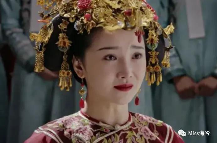 她因发育过猛，无奈退出国家游泳队，却被导演看中一夜成名