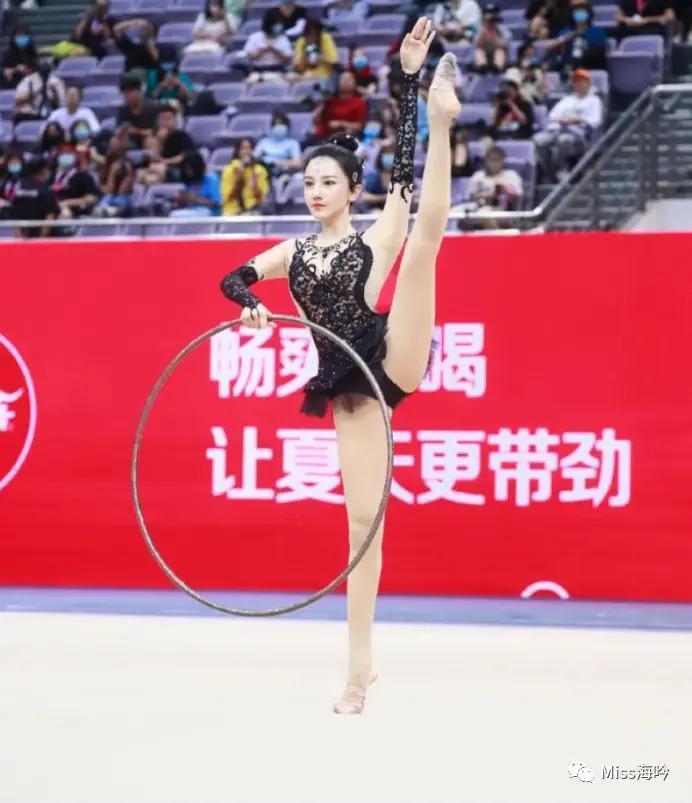 她因发育过猛，无奈退出国家游泳队，却被导演看中一夜成名
