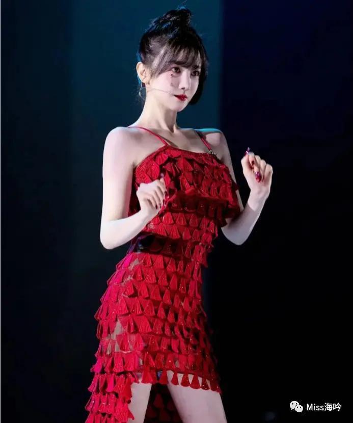她因发育过猛，无奈退出国家游泳队，却被导演看中一夜成名