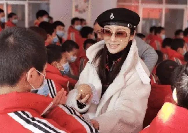 55岁张敏近照曝光：这些年，她到底经历了什么？