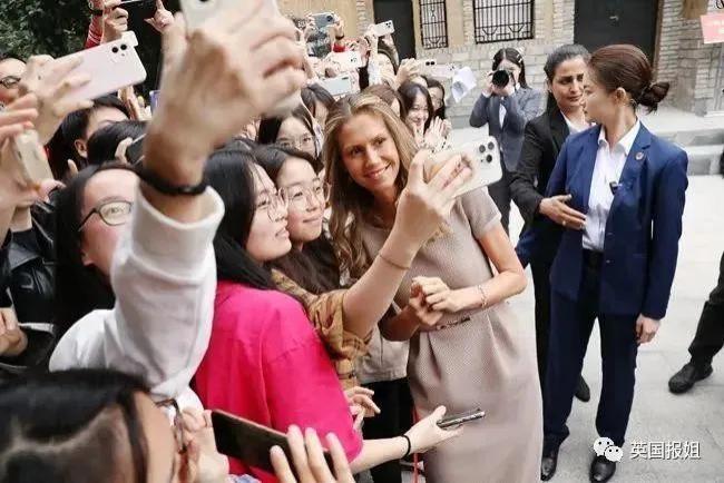 叙利亚总统夫人亚运爆红！杭州灵隐寺祈福，比心秀中文