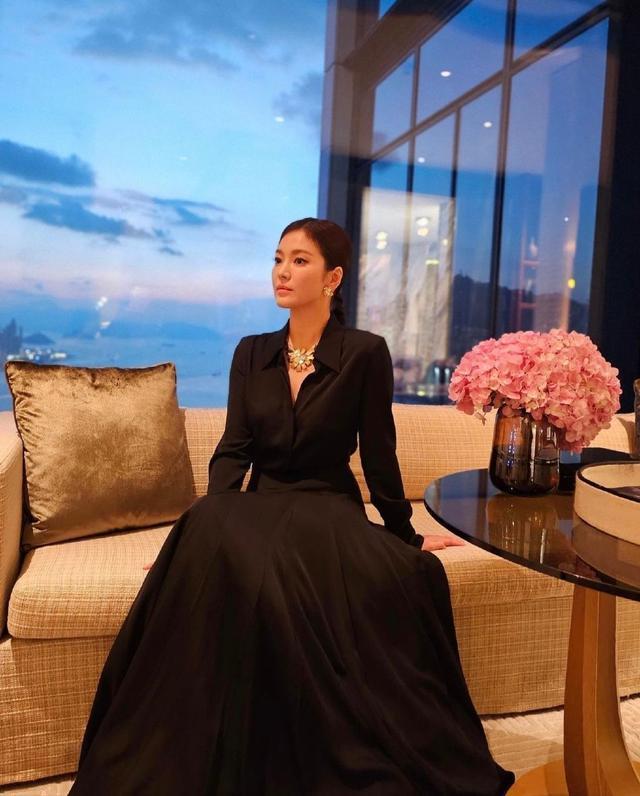 宋慧乔分享香港晚宴美照 黑色礼服裙妆容精致优雅迷人