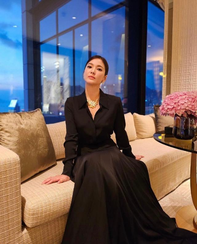 宋慧乔分享香港晚宴美照 黑色礼服裙妆容精致优雅迷人