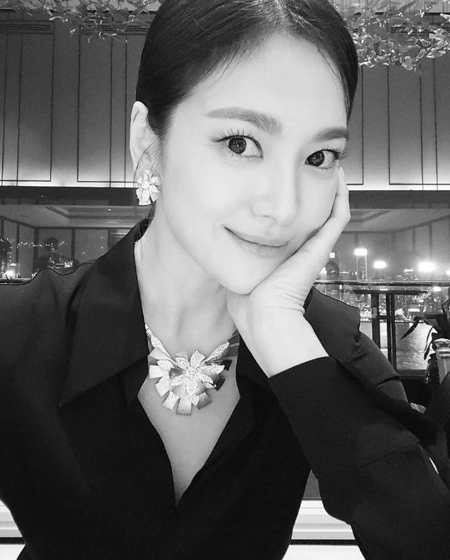 宋慧乔分享香港晚宴美照 黑色礼服裙妆容精致优雅迷人