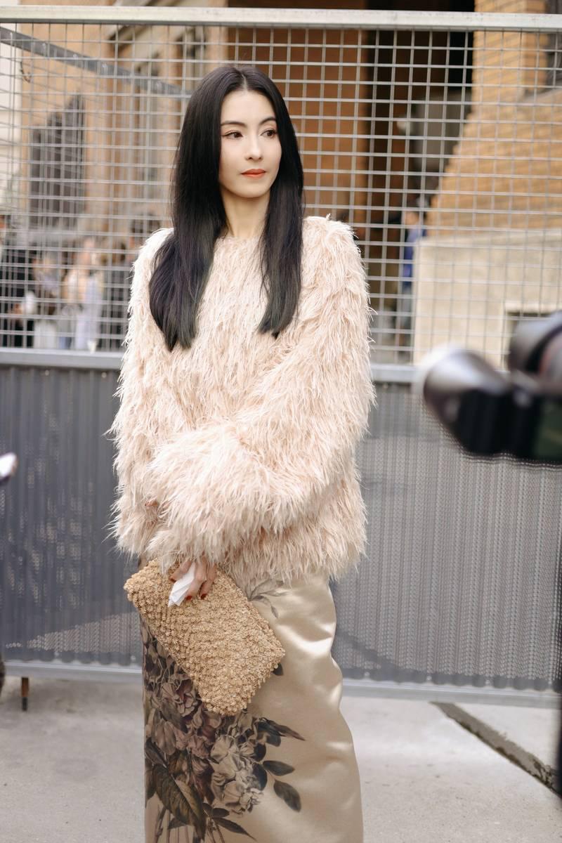 张柏芝出席巴黎时装周 颜值惊艳五官能打