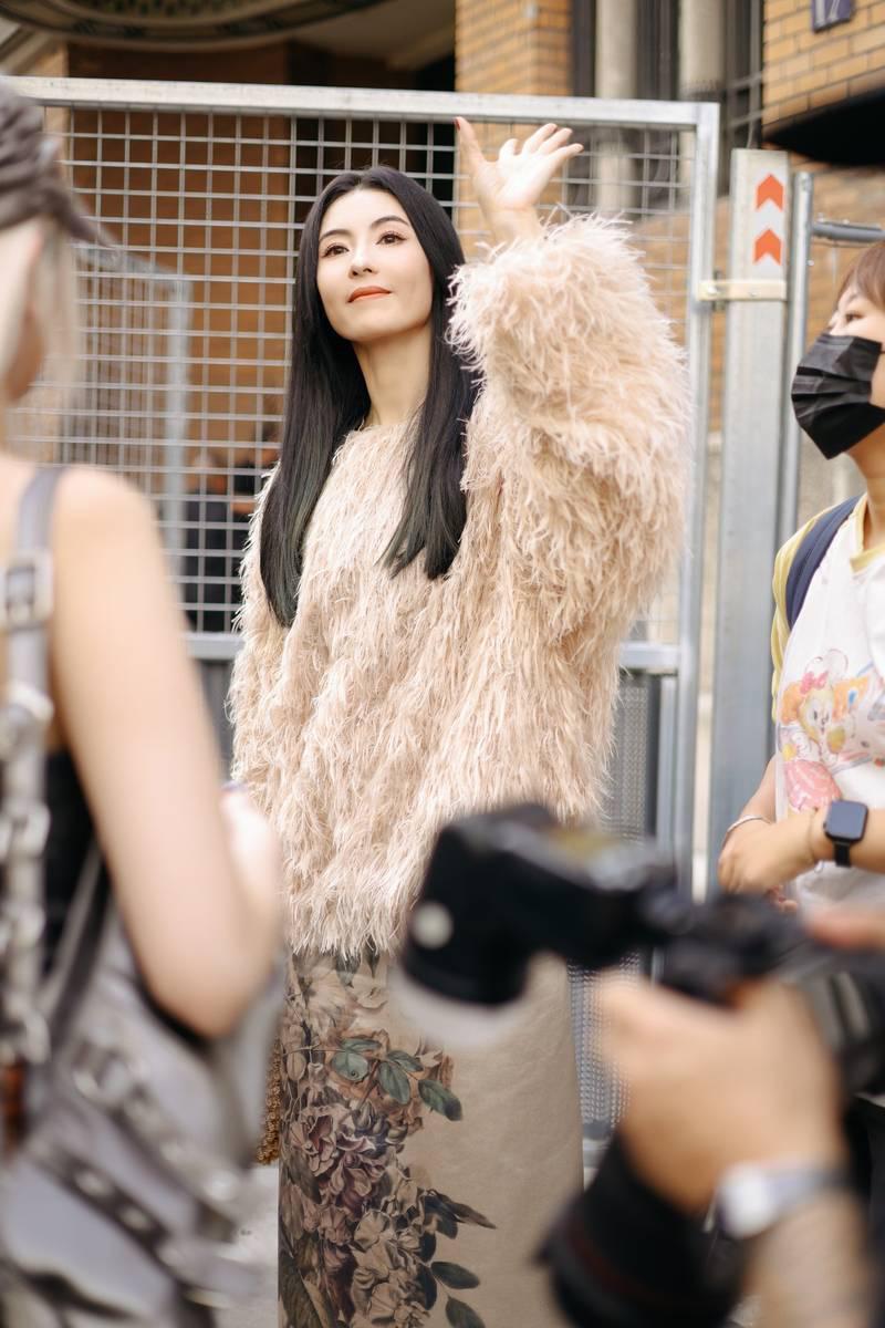 张柏芝出席巴黎时装周 颜值惊艳五官能打