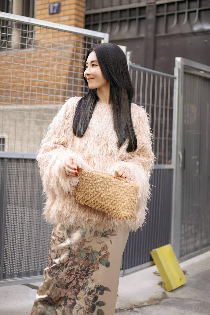 张柏芝出席巴黎时装周 颜值惊艳五官能打