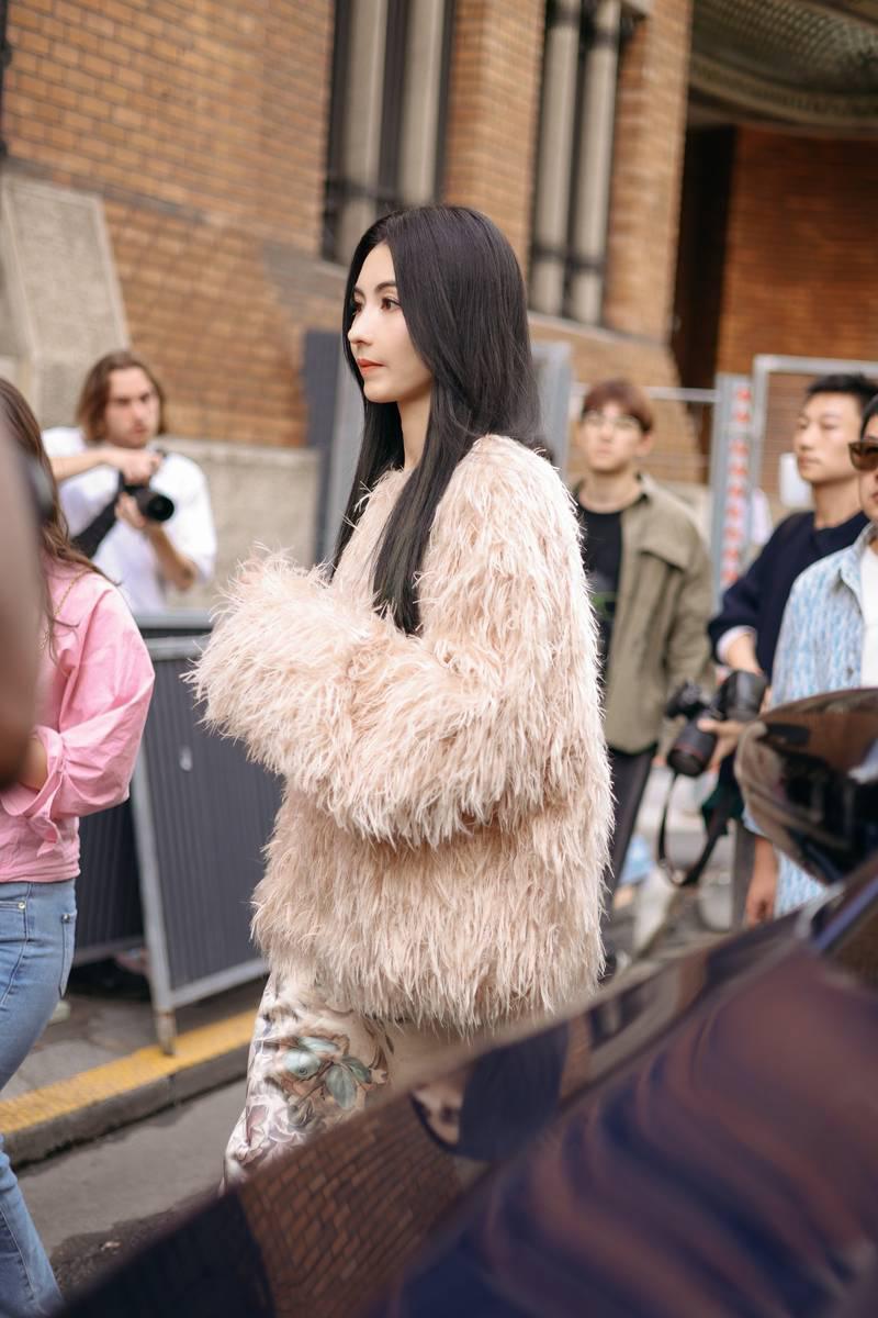 张柏芝出席巴黎时装周 颜值惊艳五官能打