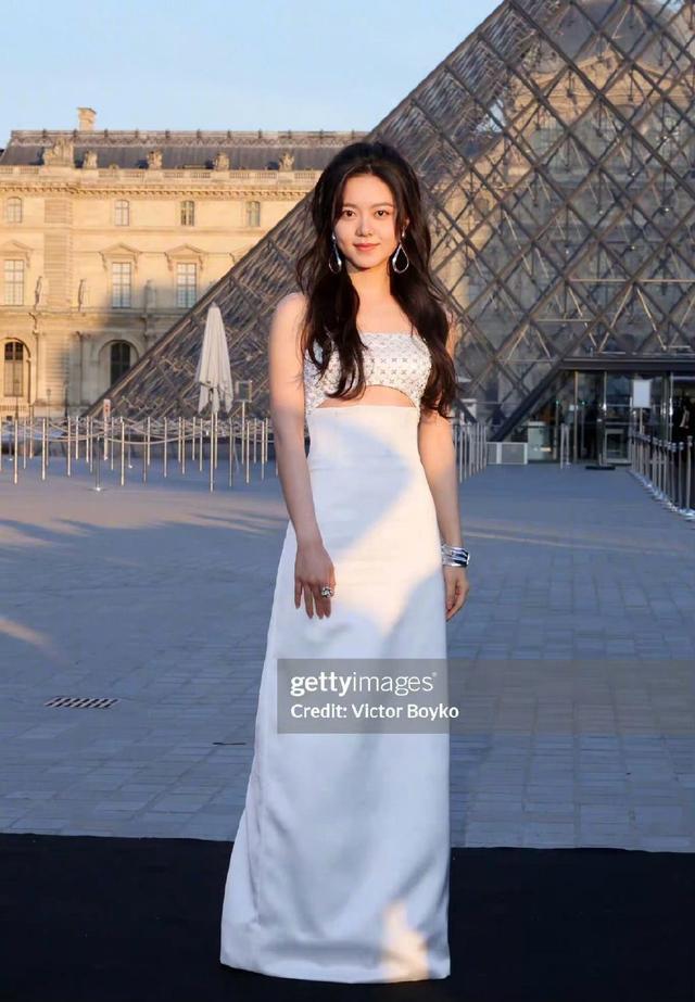 张凌赫赵今麦张婧仪贺聪现身巴黎时装周 同框合照状态佳