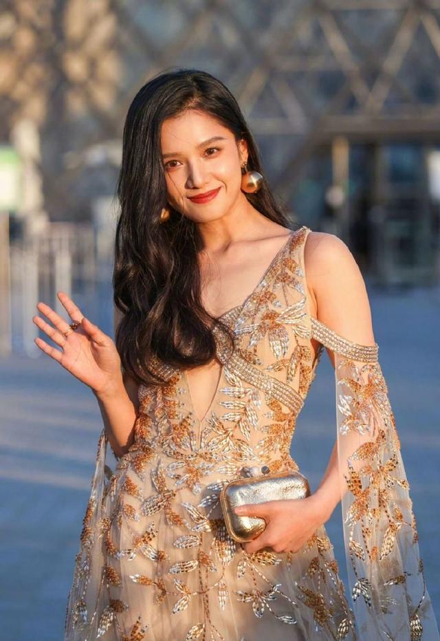 张凌赫赵今麦张婧仪贺聪现身巴黎时装周 同框合照状态佳