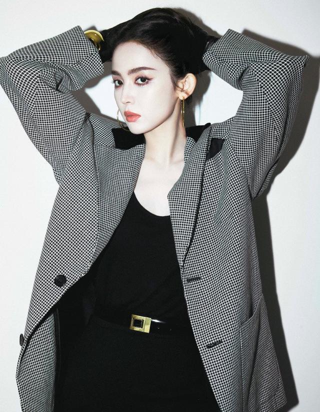 娜扎巴黎午后慵懒大片释出 千鸟格西装搭黑裙美腿纤细