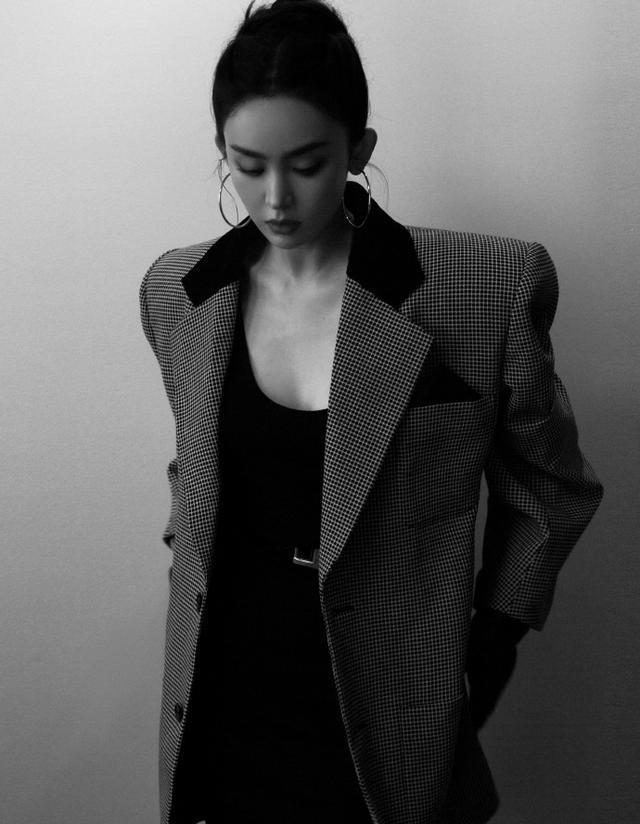 娜扎巴黎午后慵懒大片释出 千鸟格西装搭黑裙美腿纤细