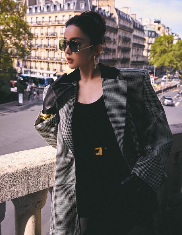 娜扎巴黎午后慵懒大片释出 千鸟格西装搭黑裙美腿纤细