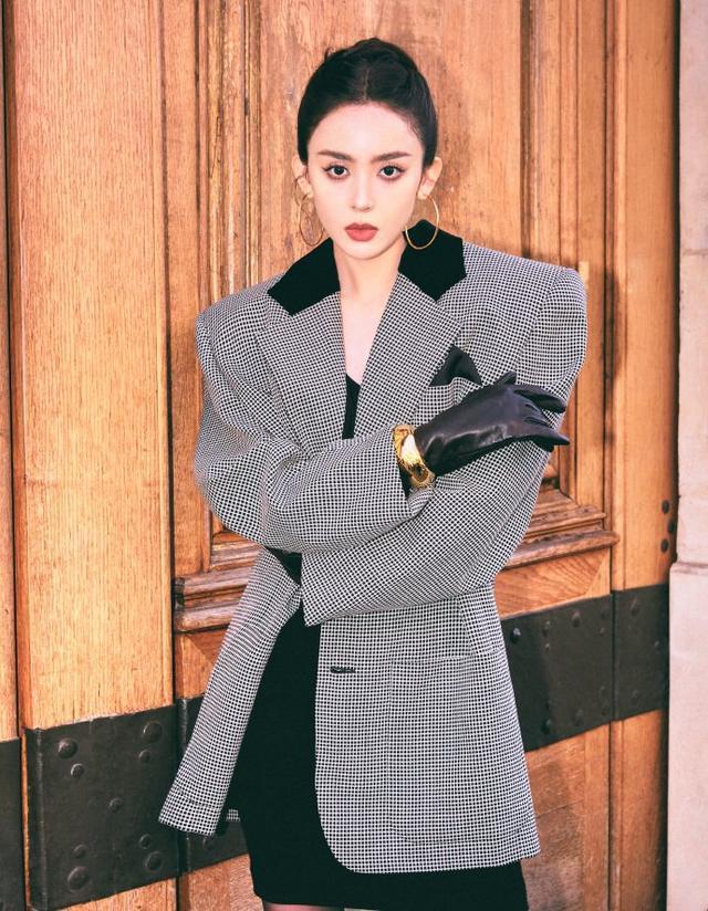 娜扎巴黎午后慵懒大片释出 千鸟格西装搭黑裙美腿纤细