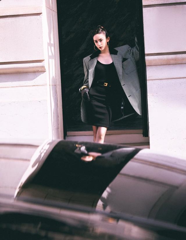 娜扎巴黎午后慵懒大片释出 千鸟格西装搭黑裙美腿纤细