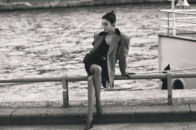 娜扎巴黎午后慵懒大片释出 千鸟格西装搭黑裙美腿纤细