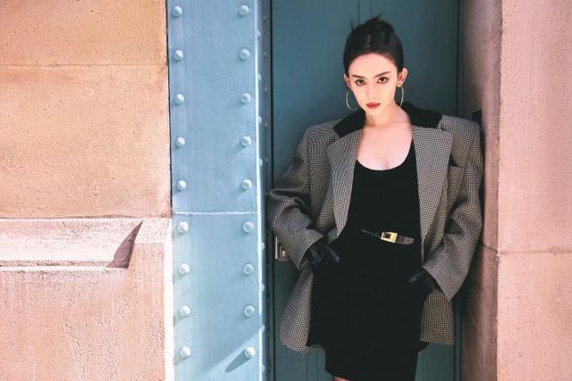 娜扎巴黎午后慵懒大片释出 千鸟格西装搭黑裙美腿纤细