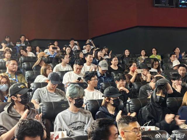 宋亚轩刘耀文张真源严浩翔现身《坚如磐石》首映礼