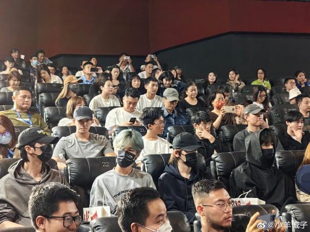 宋亚轩刘耀文张真源严浩翔现身《坚如磐石》首映礼